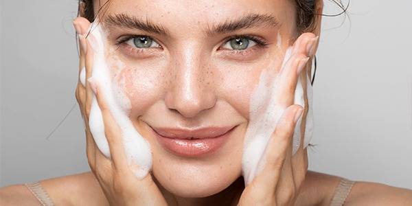La meilleure routine pour la peau grasse